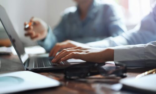 Dôvera lídrov firiem v rast tržieb v nasledujúcom roku klesla, ukazuje prieskum