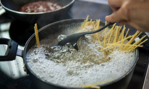 Na pultoch známej siete predajní sa objavila škodlivá naberačka na špagety, obsahuje nadlimit niklu