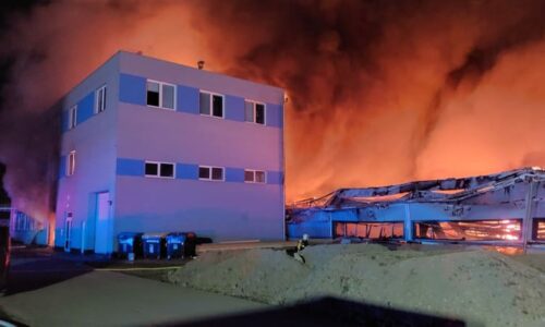 Babiš k požáru v Pardubicích: Firma nebyla zabezpečená. O útoku jednala Bezpečnostní rada státu