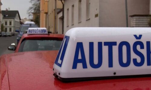 Mladík v Jaroměři se před autoškolou „posilnil“ kokainem i THC. Odhalení lži zachytily kamery