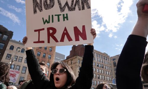 Biely dom naďalej bombardujú negatívne prieskumy verejnej mienky kvôli Iránu