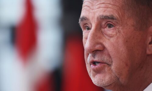 Babiš vyzval firmy vyrábajúce vojenský materiál na zabezpečenie areálov