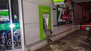 Výbuch zobudil východné slovensko. terčom opäť bankomat, zničený je aj obchod