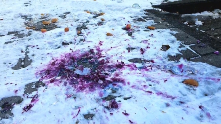 Skleněné lahve hází přímo z okna paneláku ve čtvrtém patře. muž v příboře terorizuje okolí