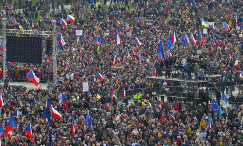 ON-LINE: Na Letné začala protivládní demonstrace. Milion chvilek očekává až 400 tisíc lidí