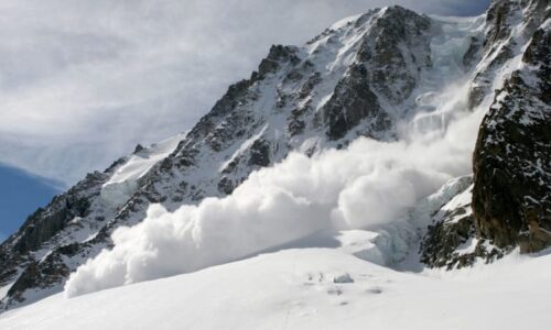 Tragédie v Alpách: Lavina smetla na 20 lidí, dva lyžaře zabila. Do akce vzlétly vrtulníky