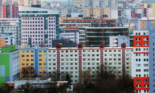 Konsolidácia vplýva aj na realitný trh, opatrnejší sú tiež záujemcovia o bývanie, upozorňujú odborníci