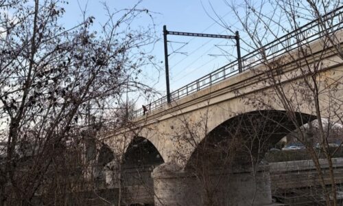 Žena v Praze hrozí sebevraždou skokem z mostu. V akci je policejní vyjednavač, vlaky stojí