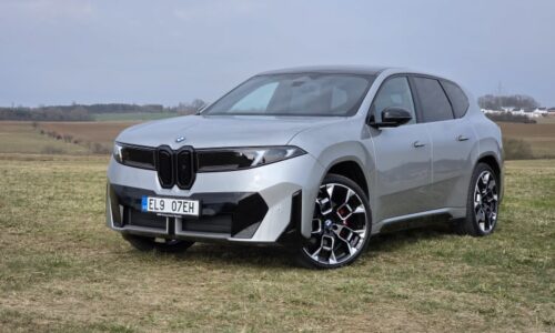 První dojmy: Nové BMW iX3 si poradí i bez vzduchového podvozku. Úplně samo ale jezdit nebude