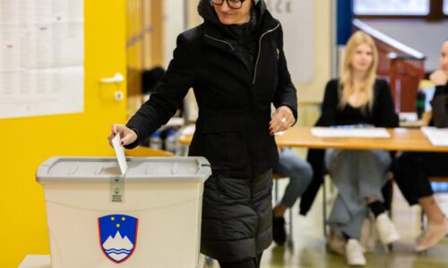 V Slovinsku sa začali parlamentné voľby, očakáva sa tesný výsledok