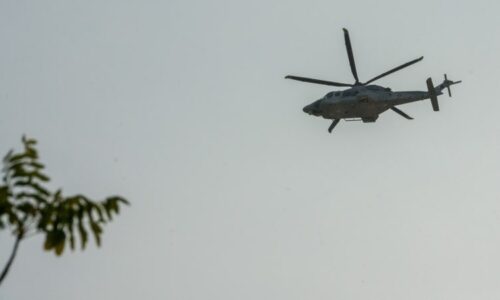 Vojenský vrtulník se v Kataru zřítil do moře. Šest lidí zemřelo, po sedmém se stále pátrá