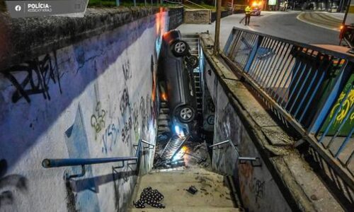 Kuriózna nehoda na východe. Vodič „zaparkoval“ v podchode pre chodcov