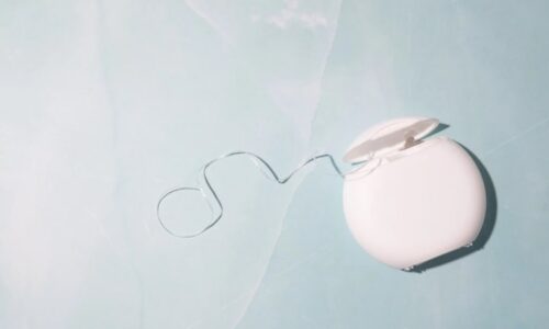 Přelomový objev Čechů: Vyvinuli zubní nit, která bojuje proti vážné nemoci. Je první na světě