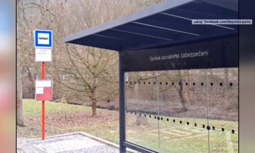 Zastávky pražské MHD matou cestující. V Dejvicích stojí přístřešek patřící na Smíchov