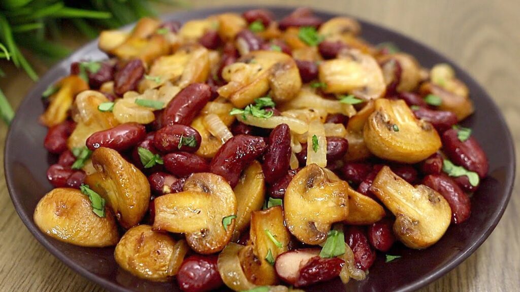 Gebratene pilze mit bohnen. einfaches und leckeres rezept!