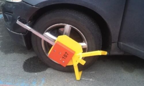 Bizár z Brna: Řidička se snažila odjet i s botičkou na autě. Parkování se jí pěkně prodražilo