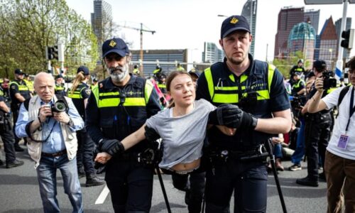 Přitažlivé katastrofy. Lidé vsázejí na hurikány, válku i zatčení aktivistky Thunbergové