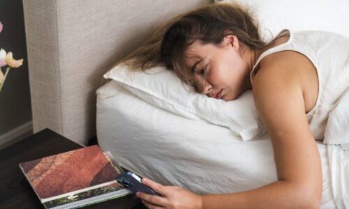 Vstáváte unavení a podráždění? Může to být budíkem, zkuste novou melodii