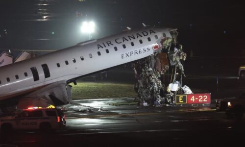 Tragédie na letišti v New Yorku: Letadlo se srazilo s hasičským vozem. Piloti nepřežili
