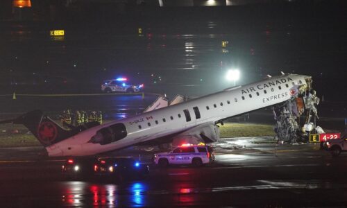 Zrážka lietadla a auta na letisku v New Yorku. Letisko La Guardia zastavilo prevádzku