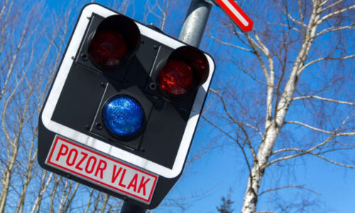 Srážka vlaků na Nymbursku: Osobní souprava se střetla s nákladní, provoz stojí