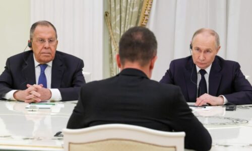 Snad nebude vláda donášet Kremlu, rýpl si Fiala kvůli Maďarům. Volební boj, míní Doksanský