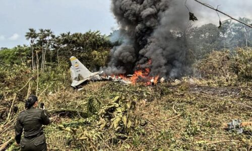 V Kolumbii se zřítil armádní letoun. Na palubě bylo přes 100 lidí, ministr kondoloval rodinám