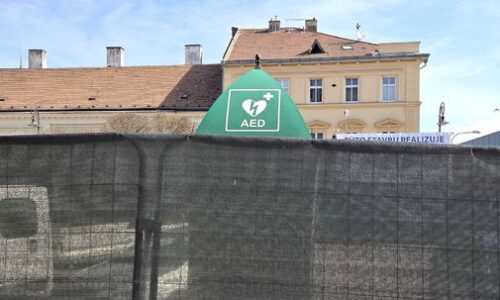 Oplotili defibrilátor, ktorý zachraňuje životy. V Košiciach riešia absurdnú situáciu