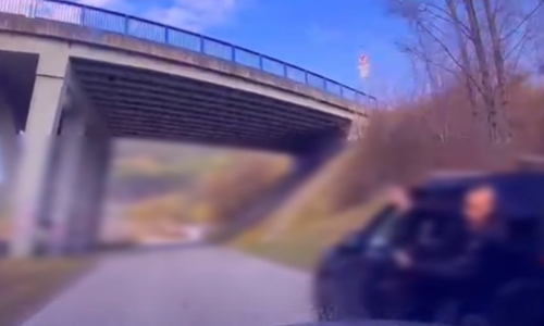 VIDEO: Divoká naháňačka v Ružomberku. Muž vyskočil z idúceho auta, skončil v rukách polície