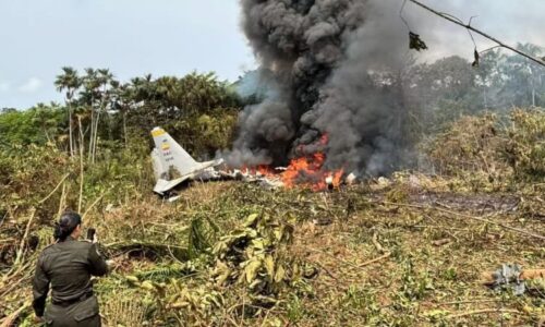 Letadlo se zřítilo k zemi, pak ho zachvátily plameny, ukazují záběry. V Kolumbii sčítají mrtvé