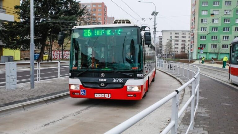 Střetla se s autobusem a odletěla několik metrů. brněnský podnik videem varuje chodce