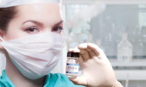 Tři americké státy se chystají označit mRNA vakcíny proti COVID-19 za „zbraně hromadného ničení“