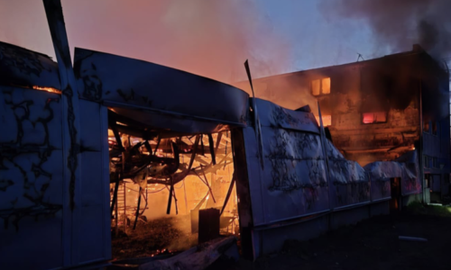 Žhářský útok v Pardubicích: Policie zadržela tři podezřelé, obvinila je z teroristického útoku