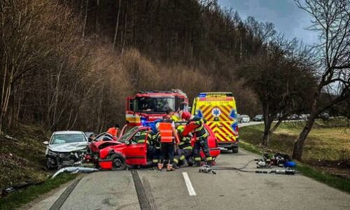 Pri Medzeve sa čelne zrazili dve autá, úsek dočasne uzavreli. Zasahuje vrtuľník