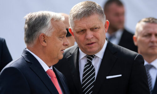 Fico varuje pred dôsledkami volieb v Maďarsku. Výhra opozície vraj môže zhoršiť vzťahy, spomenul aj Orbána