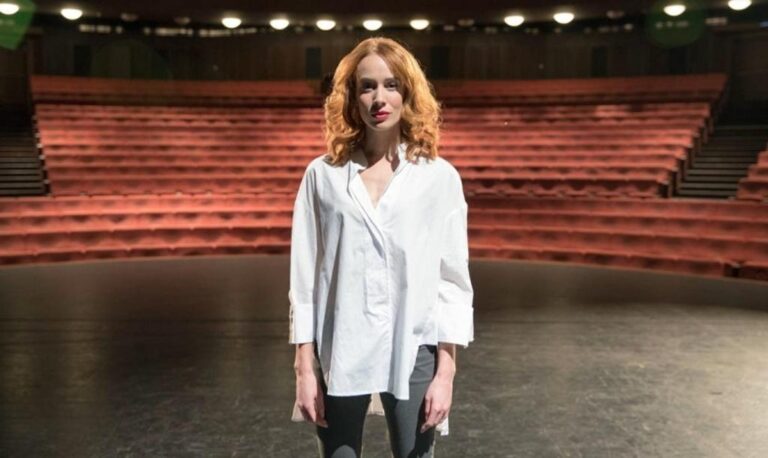 "takú ešte nehrali!" táňa pauhofová vyzýva ľudí, aby prišli na krízový pochod bratislavou