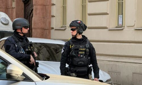 Poplach v Praze: Muž se zabarikádoval v bytě, zasahovala jednotka se samopaly