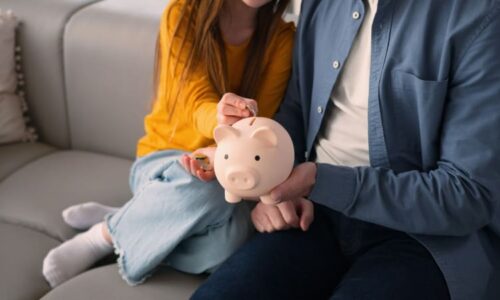 Jak správně spořit dětem? Expert vysvětluje, jaká měsíční částka je ideální