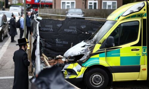 Posun v případu útoků na židovské sanitky: Britská policie zadržela dva muže