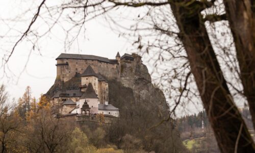 Tragédia na Orave: Po páde z hradného balkóna zomrel starší poľský návštevník