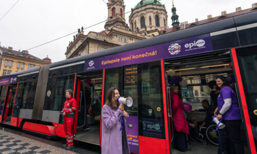 Fialová tramvaj vyjede do ulic Prahy. Naučí vás, jak zachránit život při epileptickém záchvatu