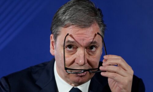 Čo núti Vučića postaviť sa na stranu Izraela a USA vo vojne s Iránom?