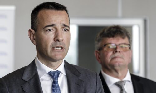 Učitelia si od Druckera platový automat vydupú neskoro