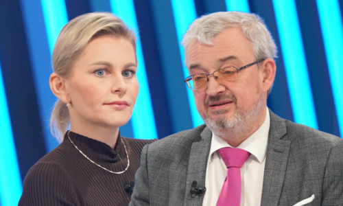 Tanky na Karlštejně, papíroví čerti a pošťák Babiš. Malá a Benda se hádali o prioritách vlády