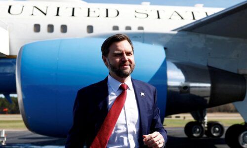 Vance navštívi Maďarsko tesne pred parlamentnými voľbami, píše Politico. Orbána predtým podporil aj Trump