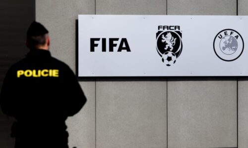 Skandál kvůli korupci ve fotbale: Žalobci chtějí vazbu pro pět lidí, zbytek propustili