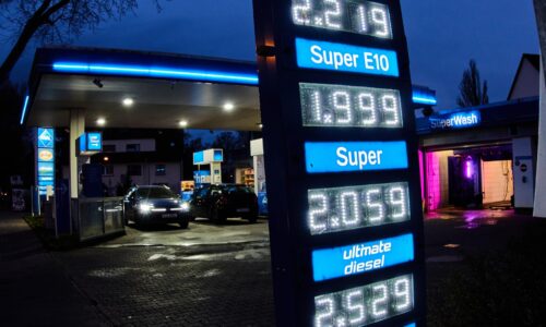 Nafta u nás pre cudzincov výrazne zdražie, no Slováci najnovšie tankujú takmer najlacnejšie v Európe (+ grafy)