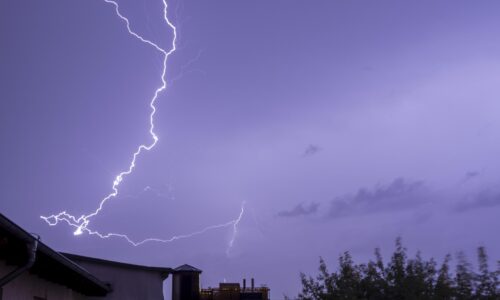 Sneh, dážď či silný vietor. Viaceré okresy dnes potrápi zlé počasie, meteorológovia vydali výstrahy