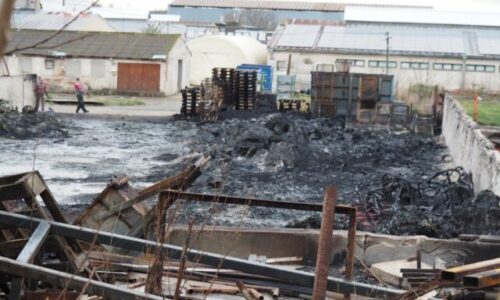 Vo Zvončíne horela odpadová fólia, zásah si vyžiadal desiatky profesionálnych a dobrovoľných hasičov – FOTO