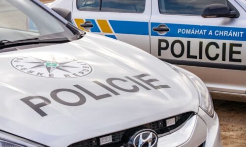 Čelní střet dvou automobilů na Chebsku. Na místě jsou zranění, doprava stojí